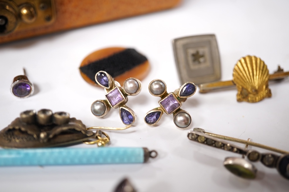 A small quantity of assorted mainly costume jewellery and other items, including a paste set buckle, two cut steel ornaments, a 10k and cultured pearl set ring, enamelled pencil, tortoiseshell lorgnettes, an Edward I Iri